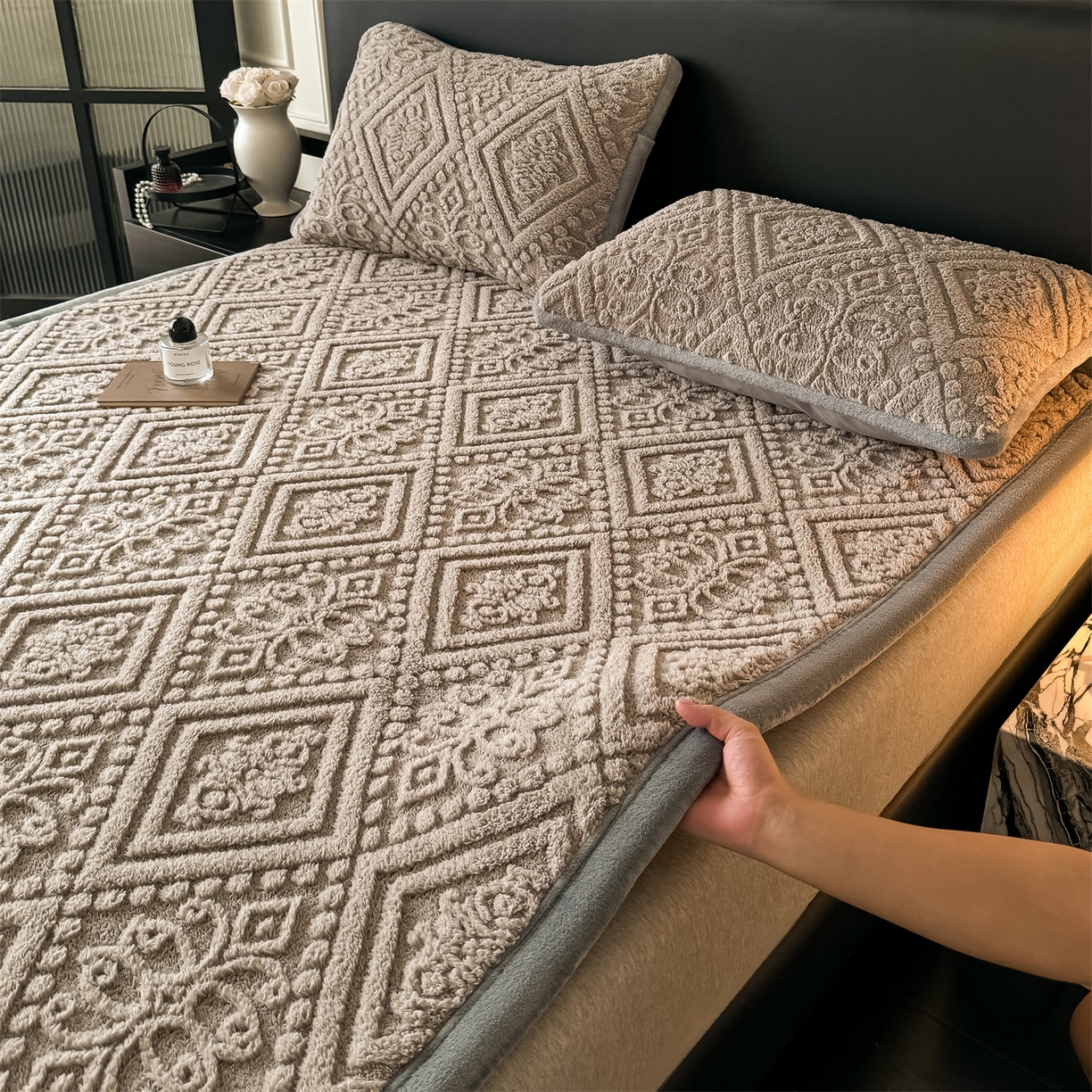 91家纺网 家纺一手货源 找家纺 鑫姿席业 2025新款5D雕花绒床褥垫床垫 叶菱格-咖