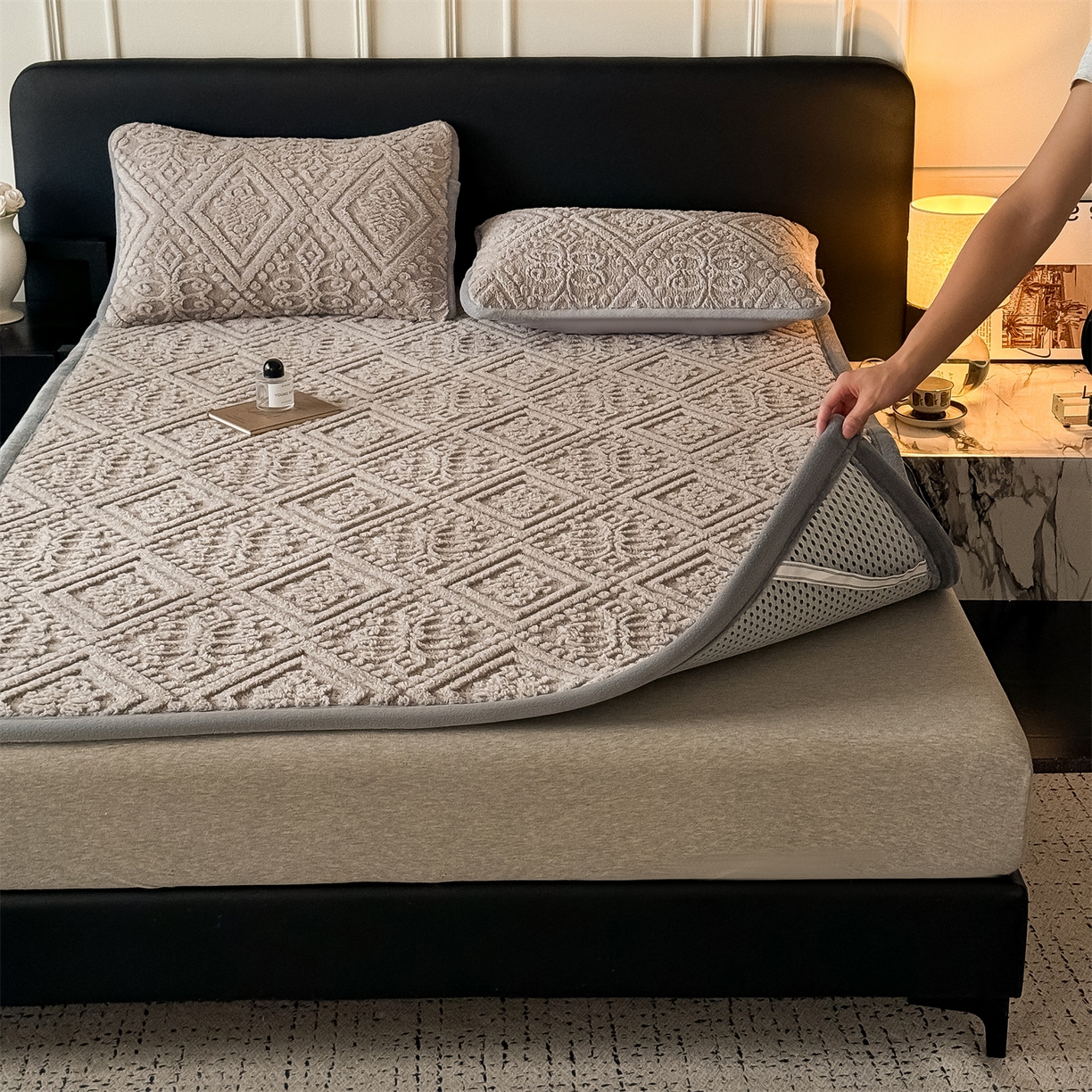 91家纺网 家纺一手货源 找家纺 鑫姿席业 2025新款5D雕花绒床褥垫床垫 叶菱格-咖