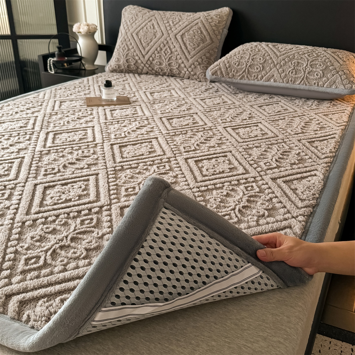 91家纺网 家纺一手货源 找家纺 鑫姿席业 2025新款5D雕花绒床褥垫床垫 叶菱格-咖