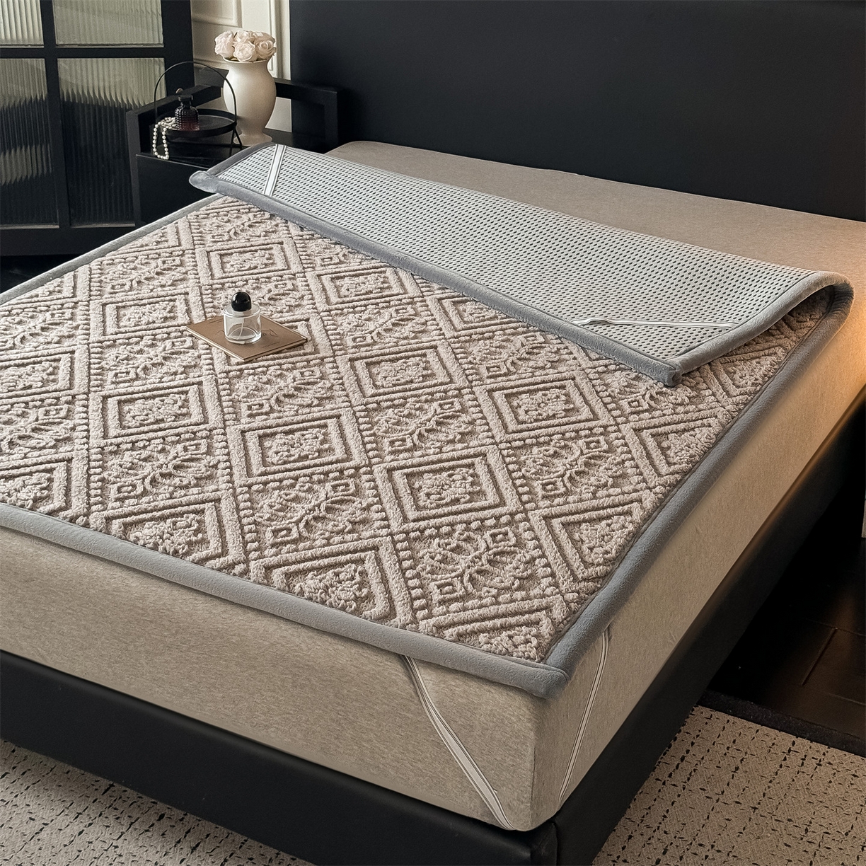 91家纺网 家纺一手货源 找家纺 鑫姿席业 2025新款5D雕花绒床褥垫床垫 叶菱格-咖