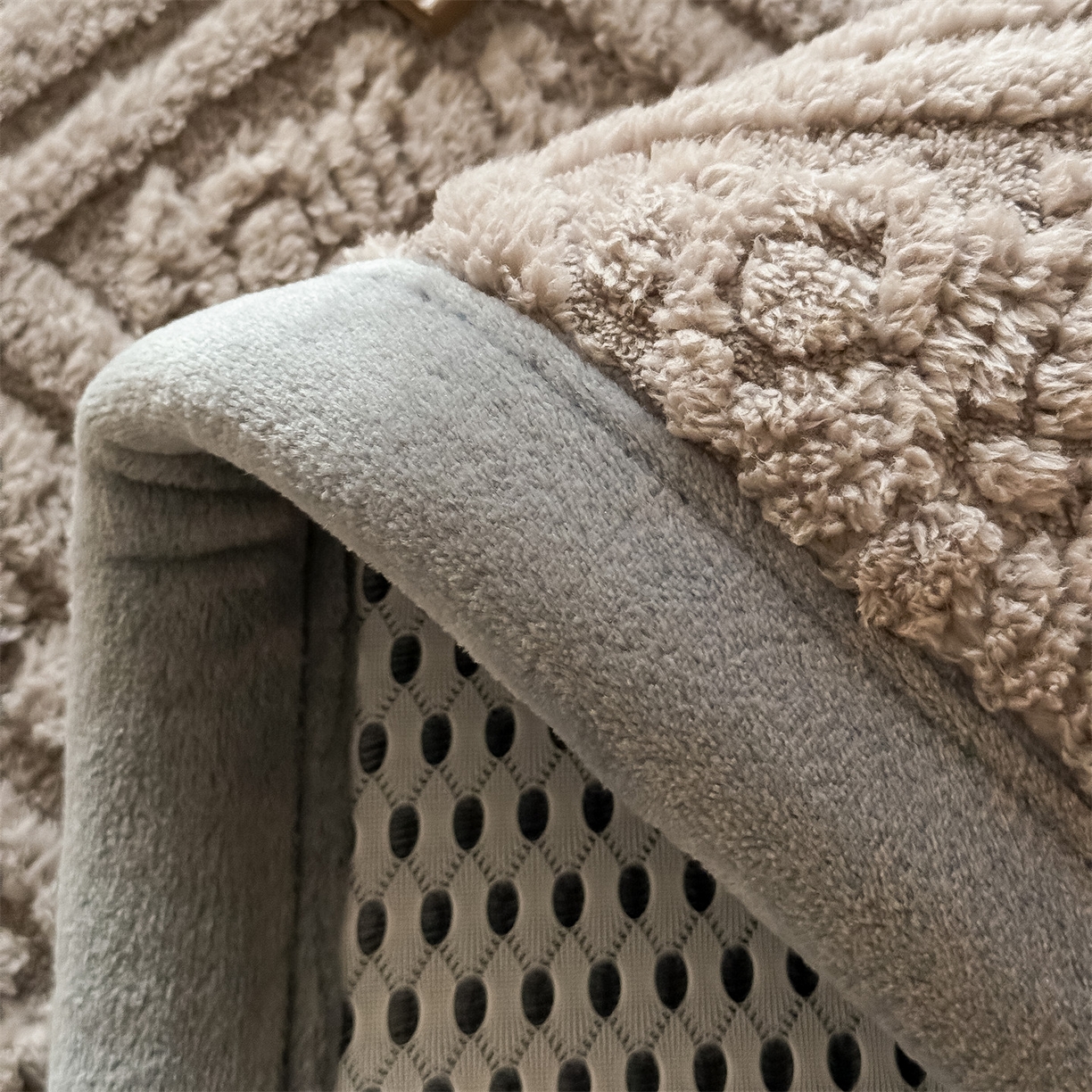 91家纺网 家纺一手货源 找家纺 鑫姿席业 2025新款5D雕花绒床褥垫床垫 叶菱格-咖