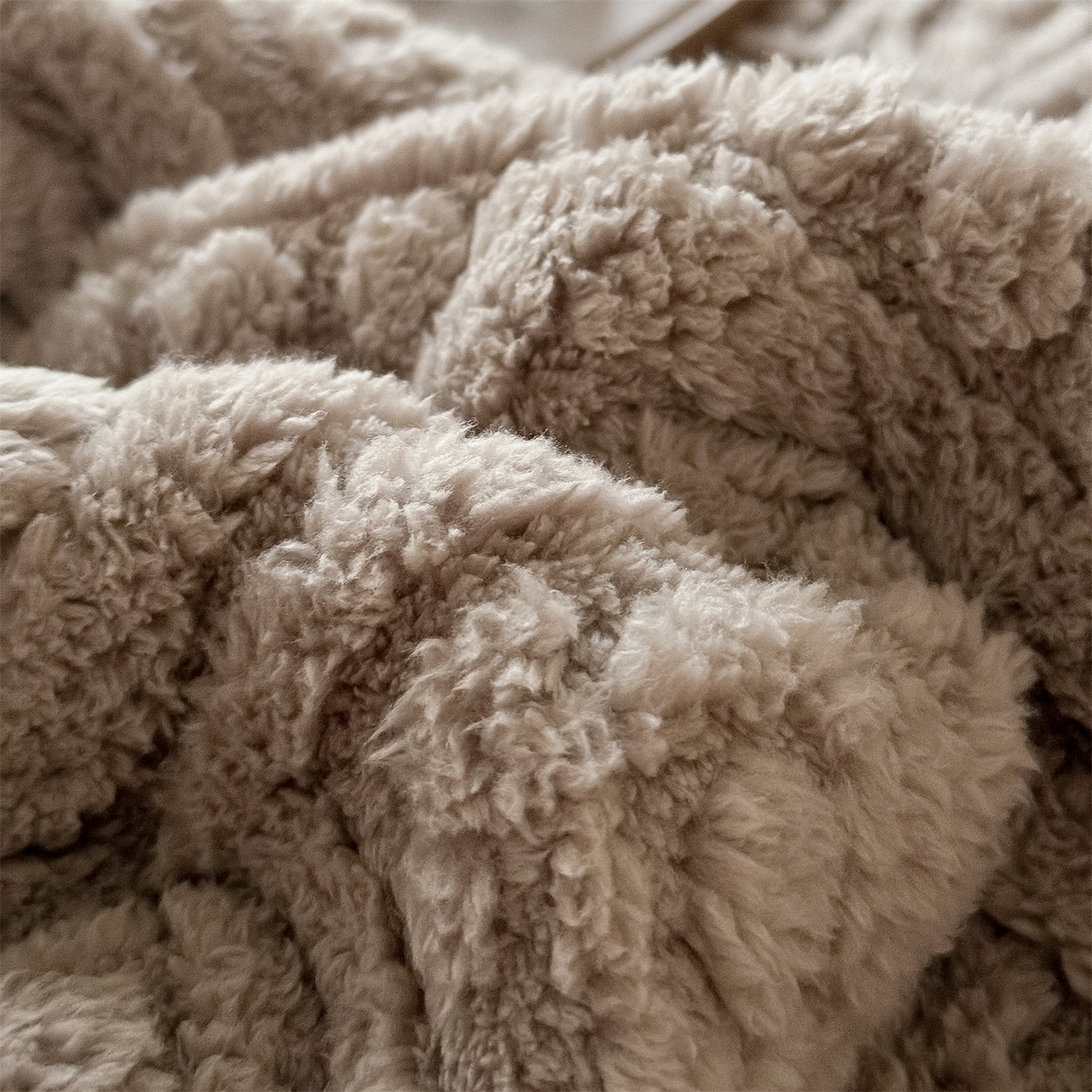 91家纺网 家纺一手货源 找家纺 鑫姿席业 2025新款5D雕花绒床褥垫床垫 叶菱格-咖