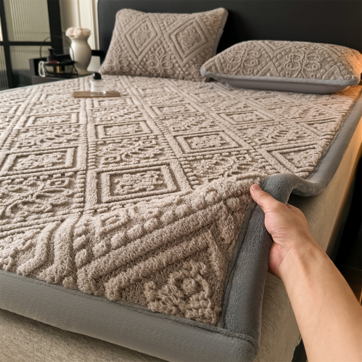 91家纺网 家纺一手货源 找家纺 鑫姿席业 2025新款5D雕花绒床褥垫床垫 叶菱格-咖