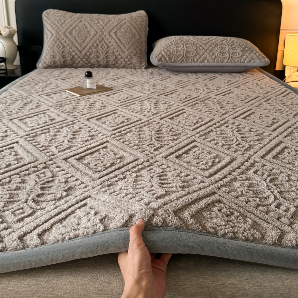 91家纺网 家纺一手货源 找家纺 鑫姿席业 2025新款5D雕花绒床褥垫床垫 叶菱格-咖