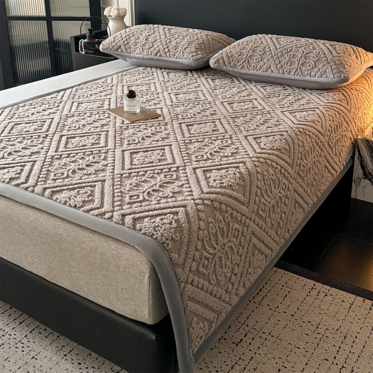 91家纺网 家纺一手货源 找家纺 鑫姿席业 2025新款5D雕花绒床褥垫床垫 叶菱格-咖