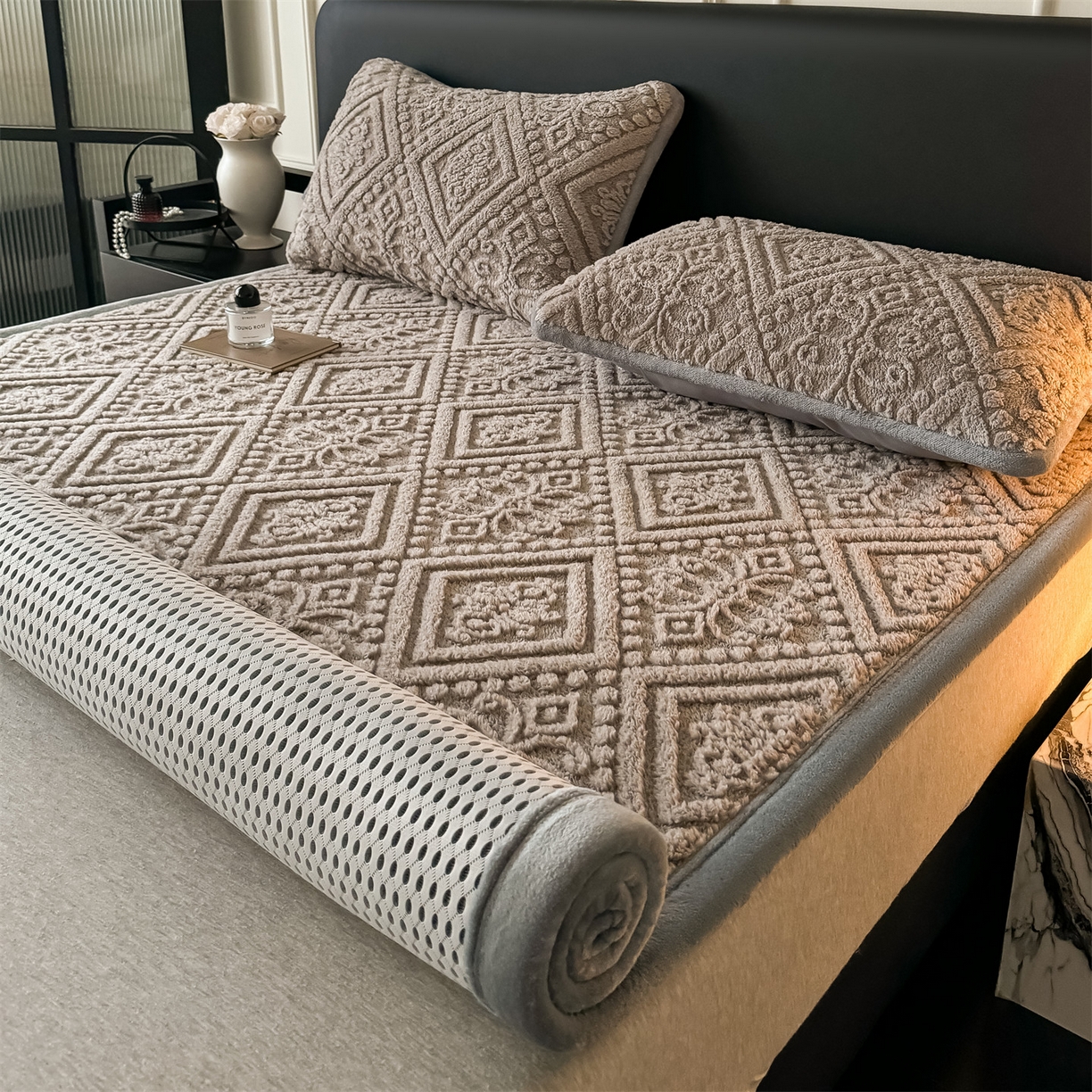 91家纺网 家纺一手货源 找家纺 鑫姿席业 2025新款5D雕花绒床褥垫床垫 叶菱格-咖