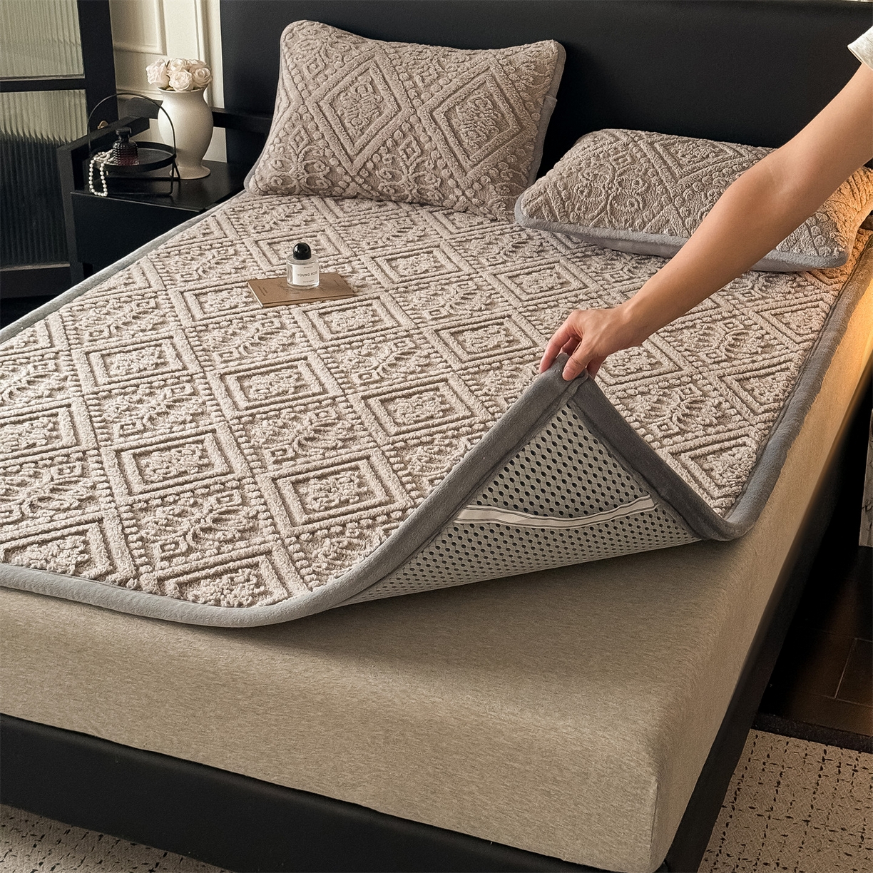 91家纺网 家纺一手货源 找家纺 鑫姿席业 2025新款5D雕花绒床褥垫床垫 叶菱格-咖