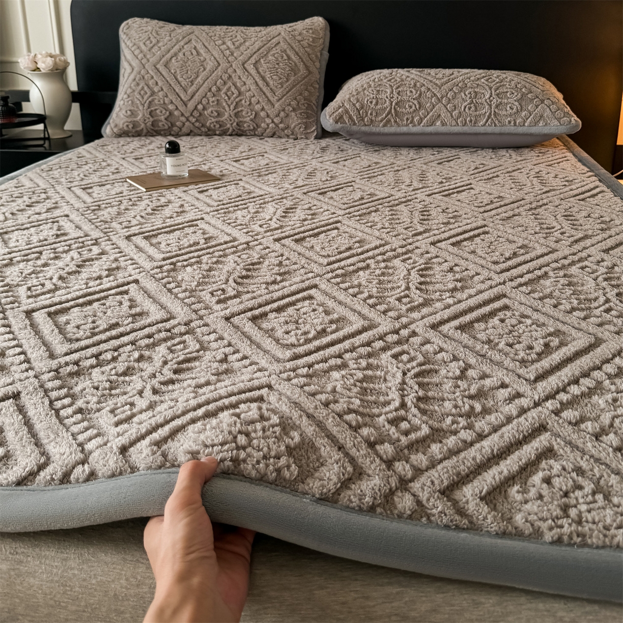 91家纺网 家纺一手货源 找家纺 鑫姿席业 2025新款5D雕花绒床褥垫床垫 叶菱格-咖