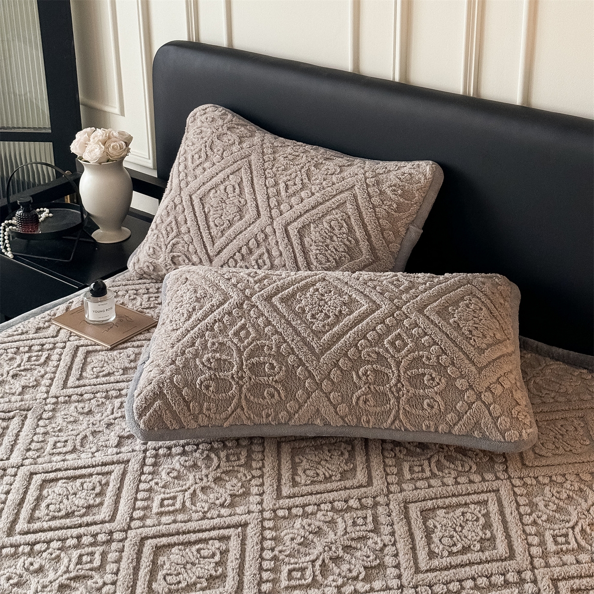 91家纺网 家纺一手货源 找家纺 鑫姿席业 2025新款5D雕花绒床褥垫床垫 叶菱格-咖