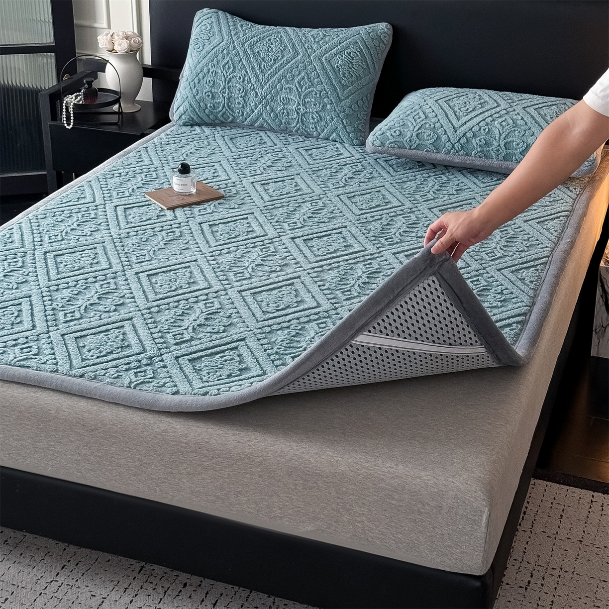 91家纺网 家纺一手货源 找家纺 鑫姿席业 2025新款5D雕花绒床褥垫床垫 叶菱格-蓝