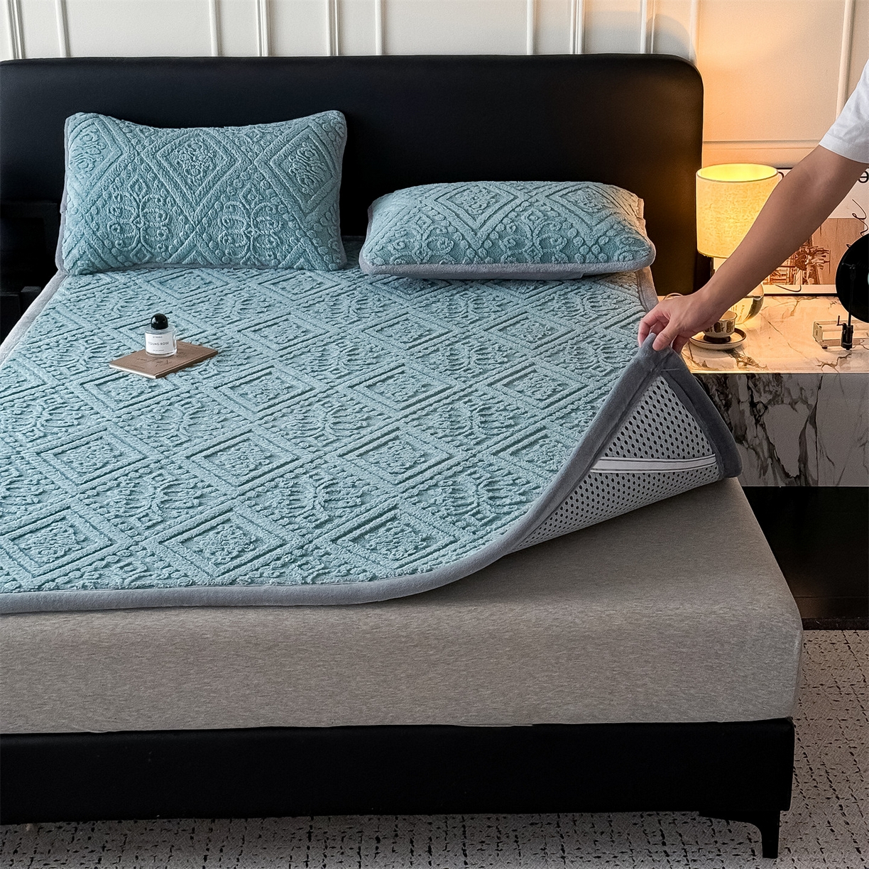 91家纺网 家纺一手货源 找家纺 鑫姿席业 2025新款5D雕花绒床褥垫床垫 叶菱格-蓝