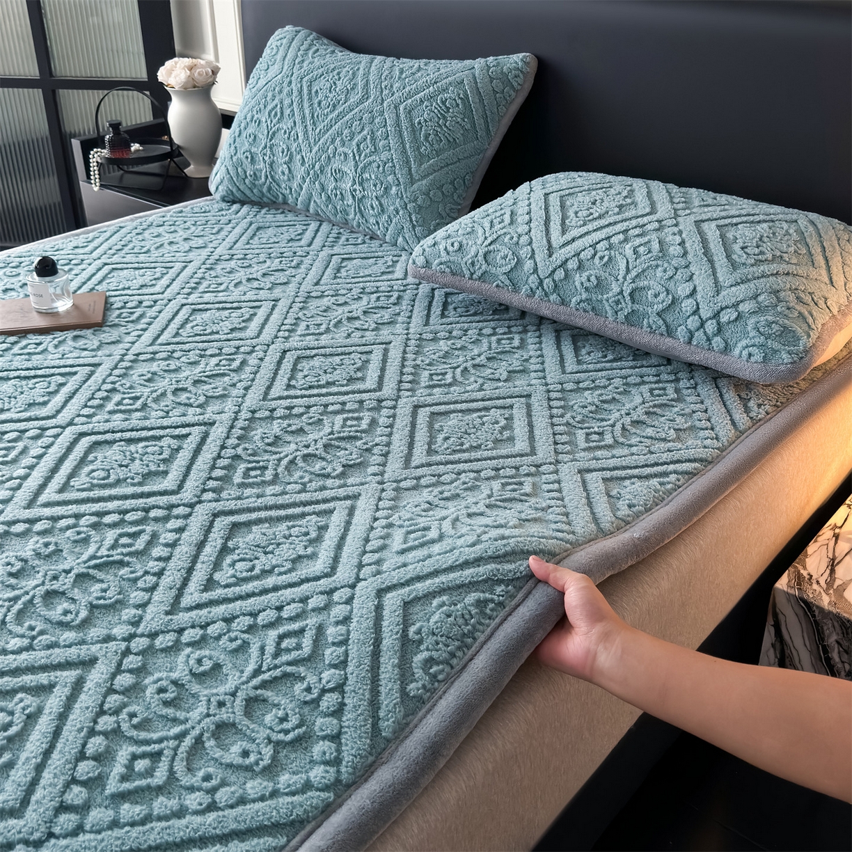 91家纺网 家纺一手货源 找家纺 鑫姿席业 2025新款5D雕花绒床褥垫床垫 叶菱格-蓝