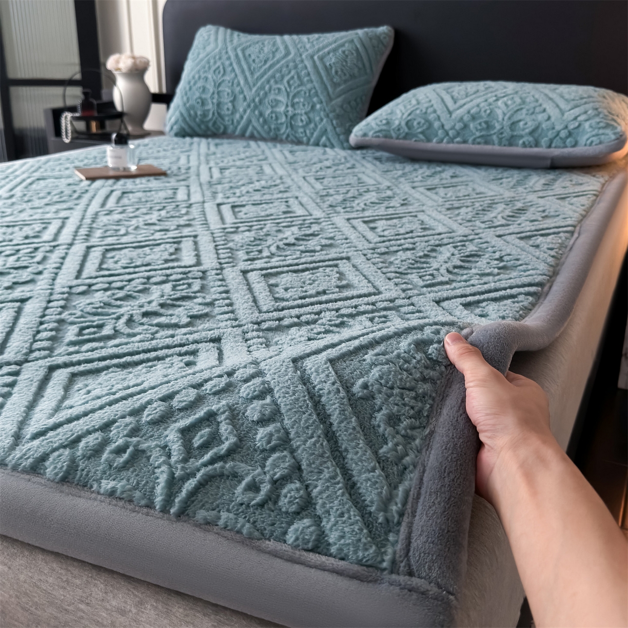 91家纺网 家纺一手货源 找家纺 鑫姿席业 2025新款5D雕花绒床褥垫床垫 叶菱格-蓝