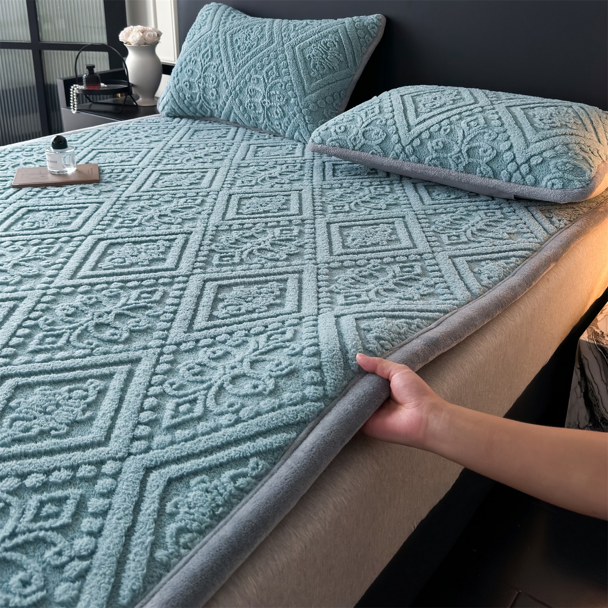 91家纺网 家纺一手货源 找家纺 鑫姿席业 2025新款5D雕花绒床褥垫床垫 叶菱格-蓝