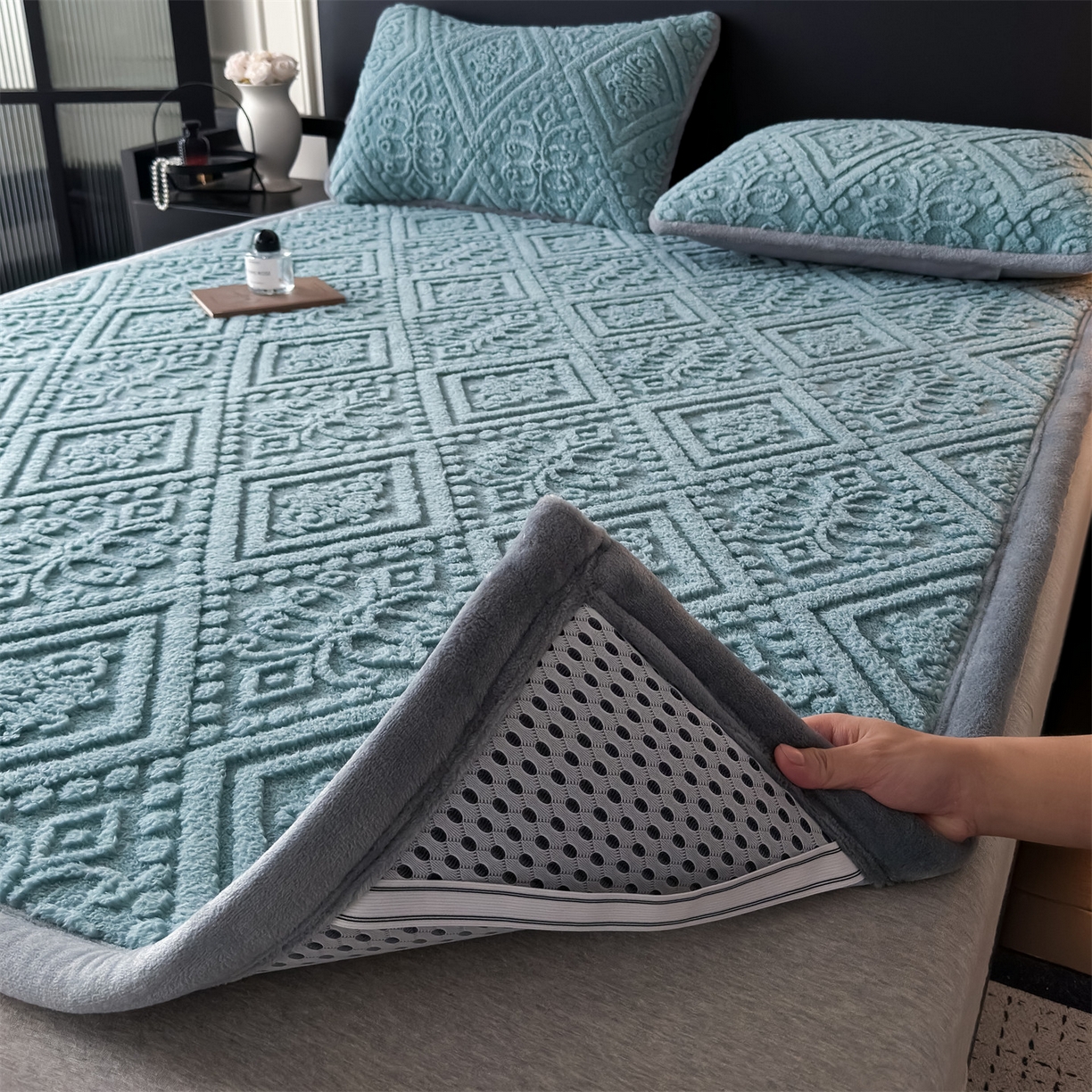 91家纺网 家纺一手货源 找家纺 鑫姿席业 2025新款5D雕花绒床褥垫床垫 叶菱格-蓝