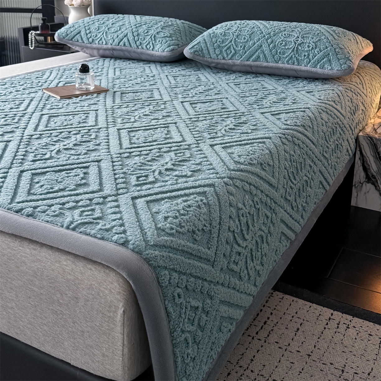 91家纺网 家纺一手货源 找家纺 鑫姿席业 2025新款5D雕花绒床褥垫床垫 叶菱格-蓝