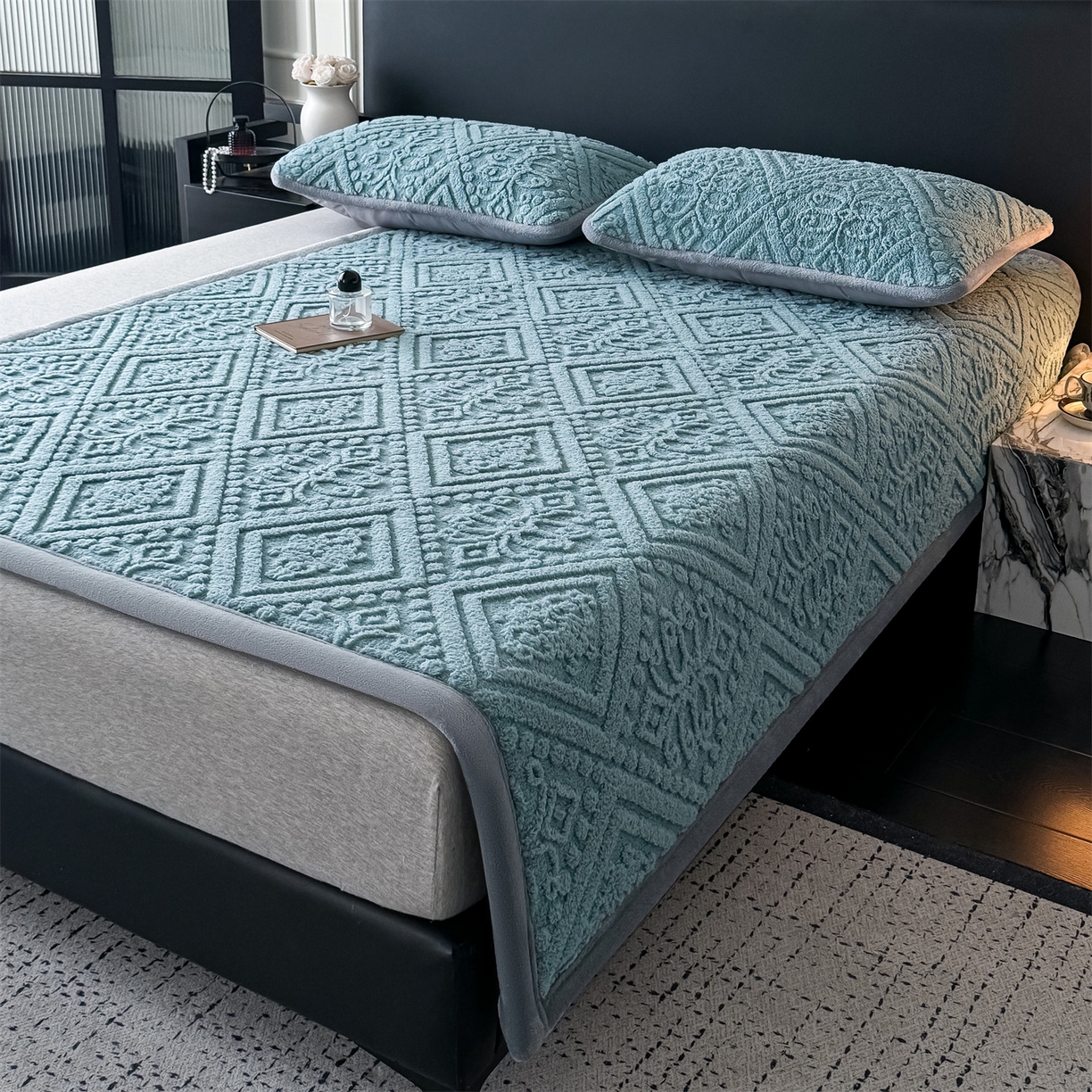 91家纺网 家纺一手货源 找家纺 鑫姿席业 2025新款5D雕花绒床褥垫床垫 叶菱格-蓝