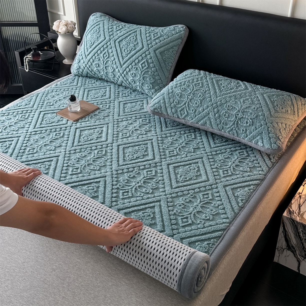 91家纺网 家纺一手货源 找家纺 鑫姿席业 2025新款5D雕花绒床褥垫床垫 叶菱格-蓝