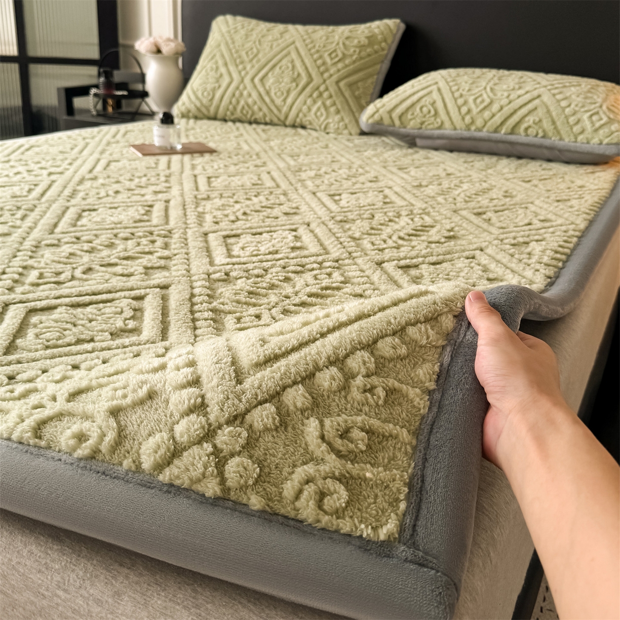 91家纺网 家纺一手货源 找家纺 鑫姿席业 2025新款5D雕花绒床褥垫床垫 叶菱格-绿