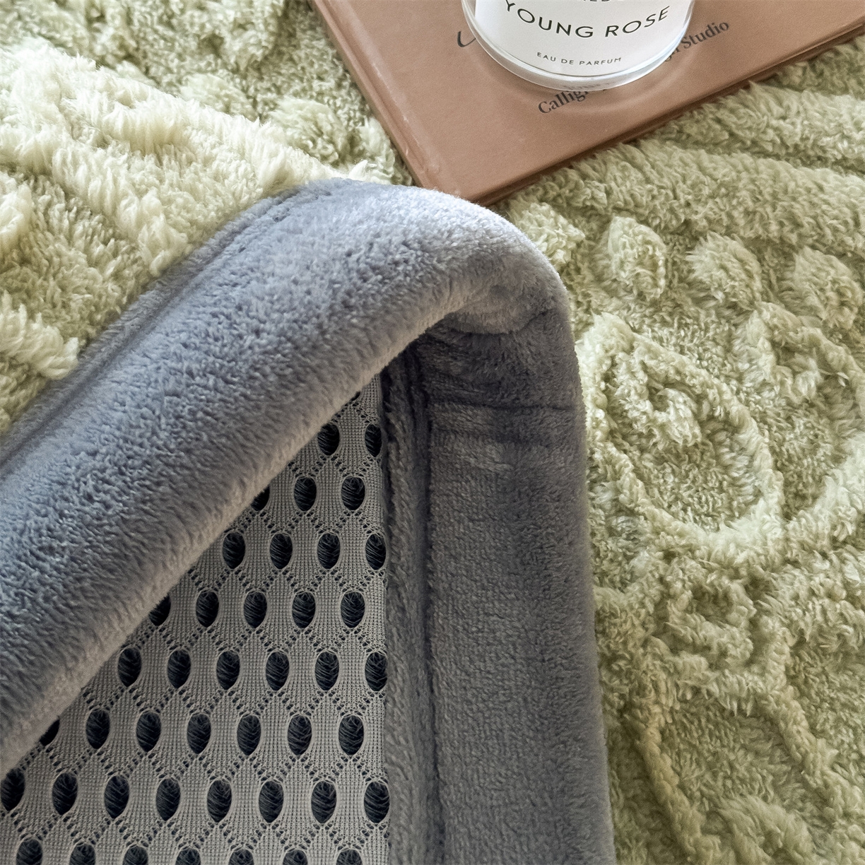 91家纺网 家纺一手货源 找家纺 鑫姿席业 2025新款5D雕花绒床褥垫床垫 叶菱格-绿