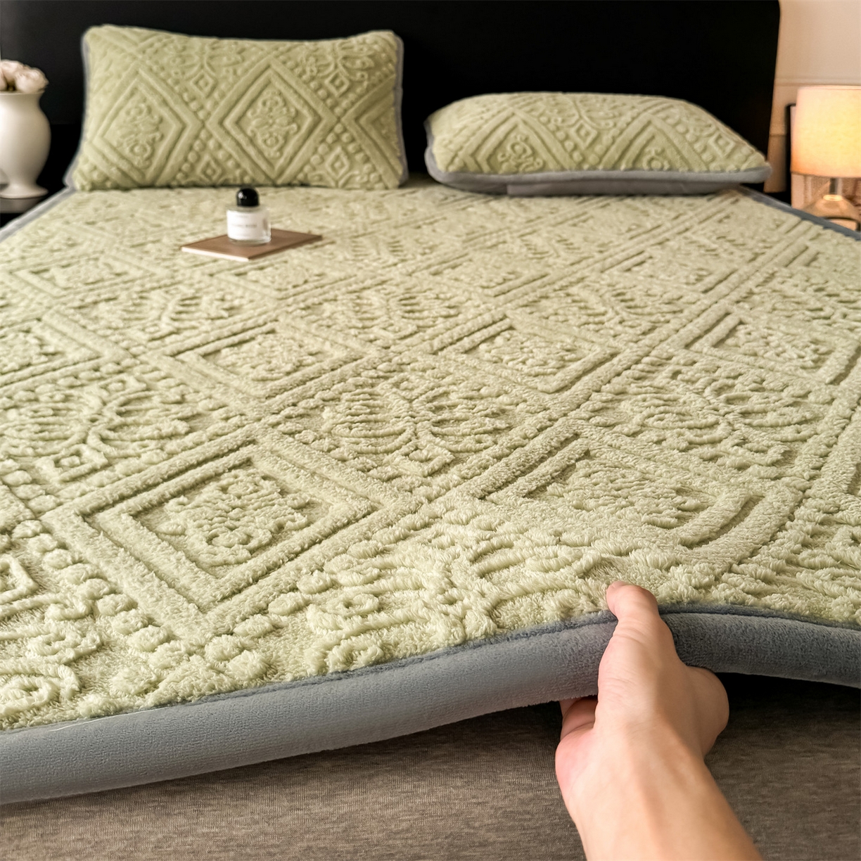 91家纺网 家纺一手货源 找家纺 鑫姿席业 2025新款5D雕花绒床褥垫床垫 叶菱格-绿