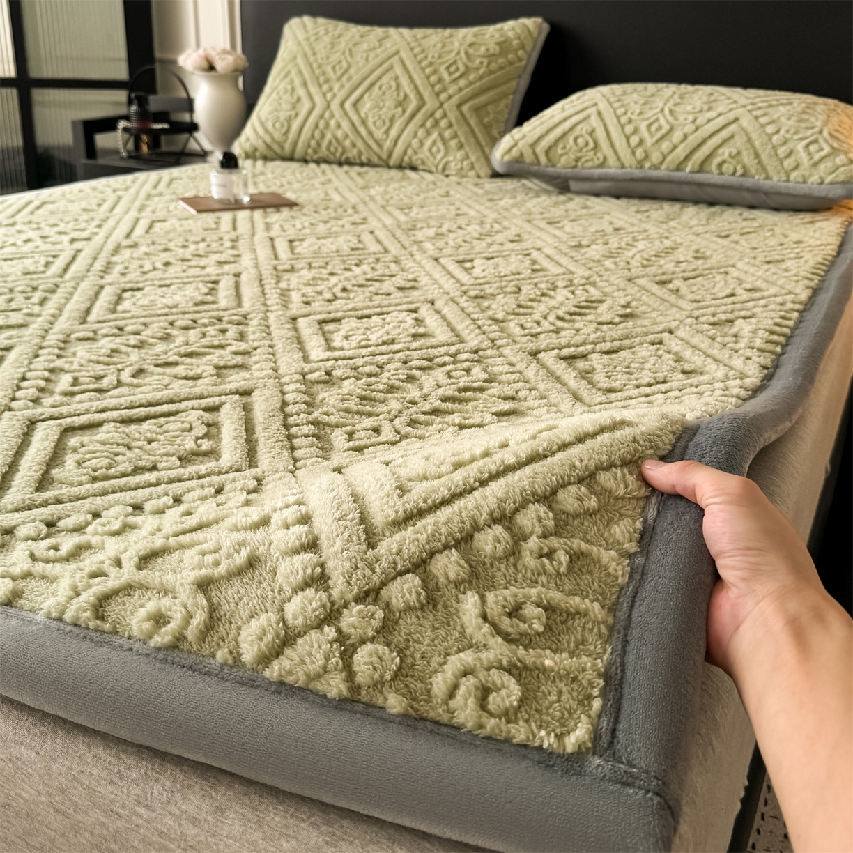 91家纺网 家纺一手货源 找家纺 鑫姿席业 2025新款5D雕花绒床褥垫床垫 叶菱格-绿