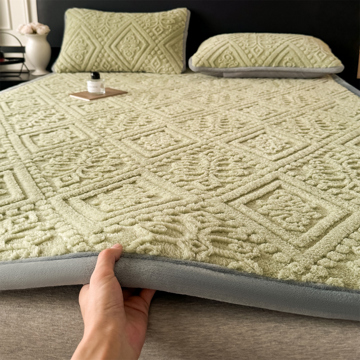 91家纺网 家纺一手货源 找家纺 鑫姿席业 2025新款5D雕花绒床褥垫床垫 叶菱格-绿