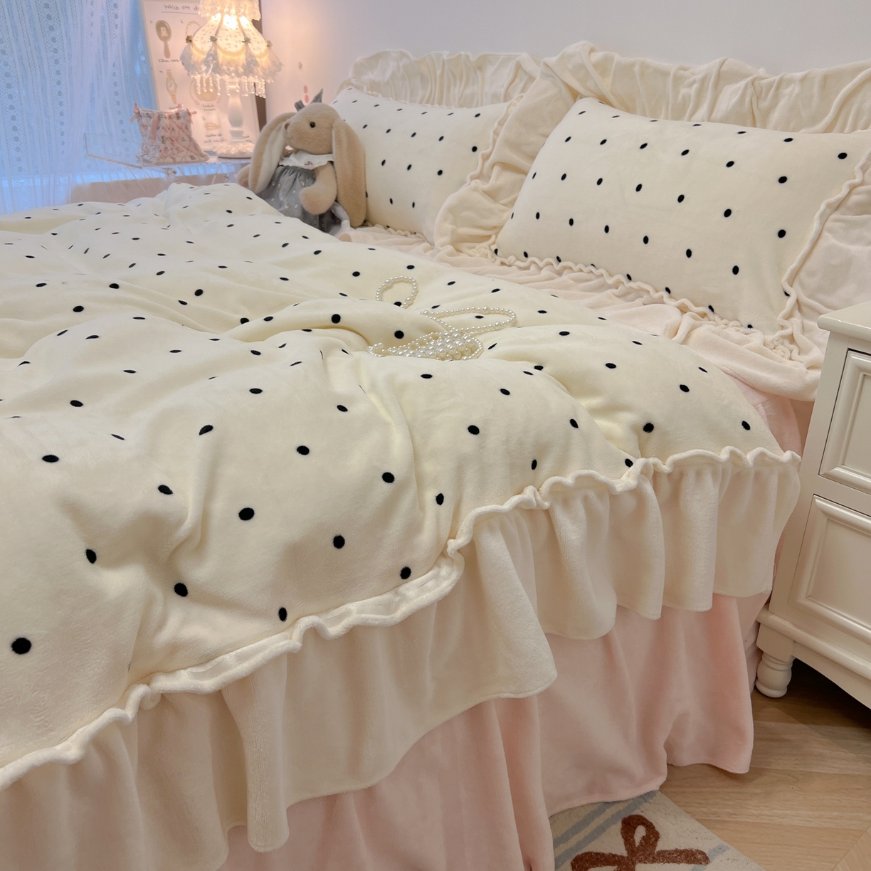 91家纺网 家纺一手货源 找家纺 （总）盼季家纺 2025新款日系奶油风牛奶绒花边床上用品四件套珊瑚绒牛奶绒床单被套床裙