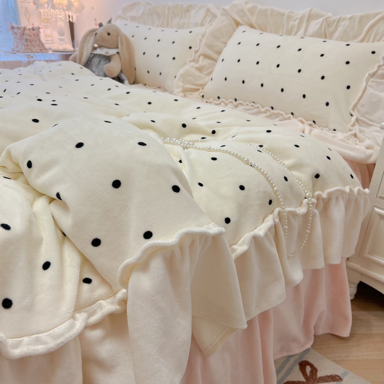 91家纺网 家纺一手货源 找家纺 （总）盼季家纺 2025新款日系奶油风牛奶绒花边床上用品四件套珊瑚绒牛奶绒床单被套床裙