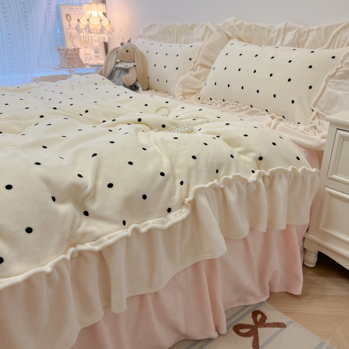 91家纺网 家纺一手货源 找家纺 （总）盼季家纺 2025新款日系奶油风牛奶绒花边床上用品四件套珊瑚绒牛奶绒床单被套床裙