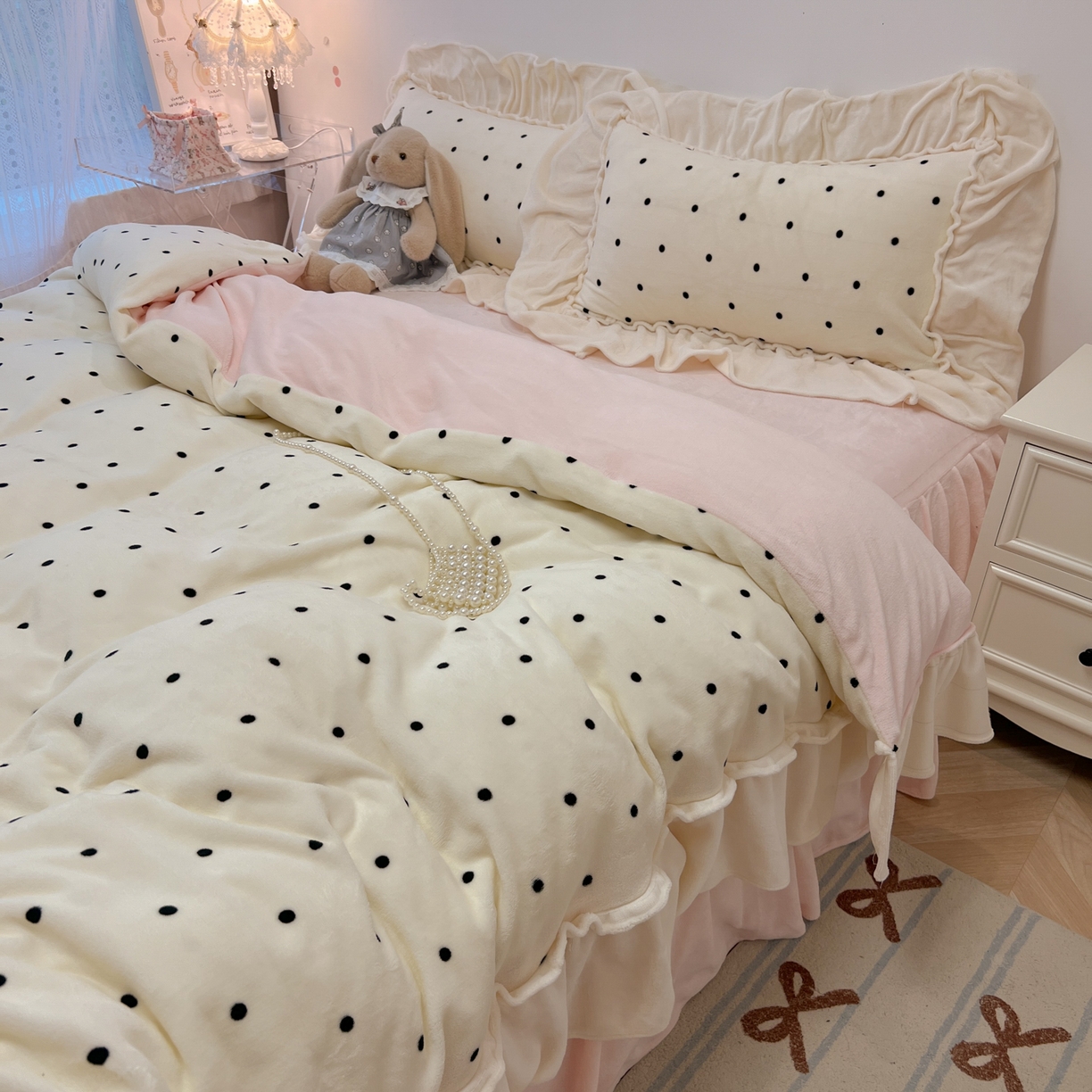 91家纺网 家纺一手货源 找家纺 （总）盼季家纺 2025新款日系奶油风牛奶绒花边床上用品四件套珊瑚绒牛奶绒床单被套床裙