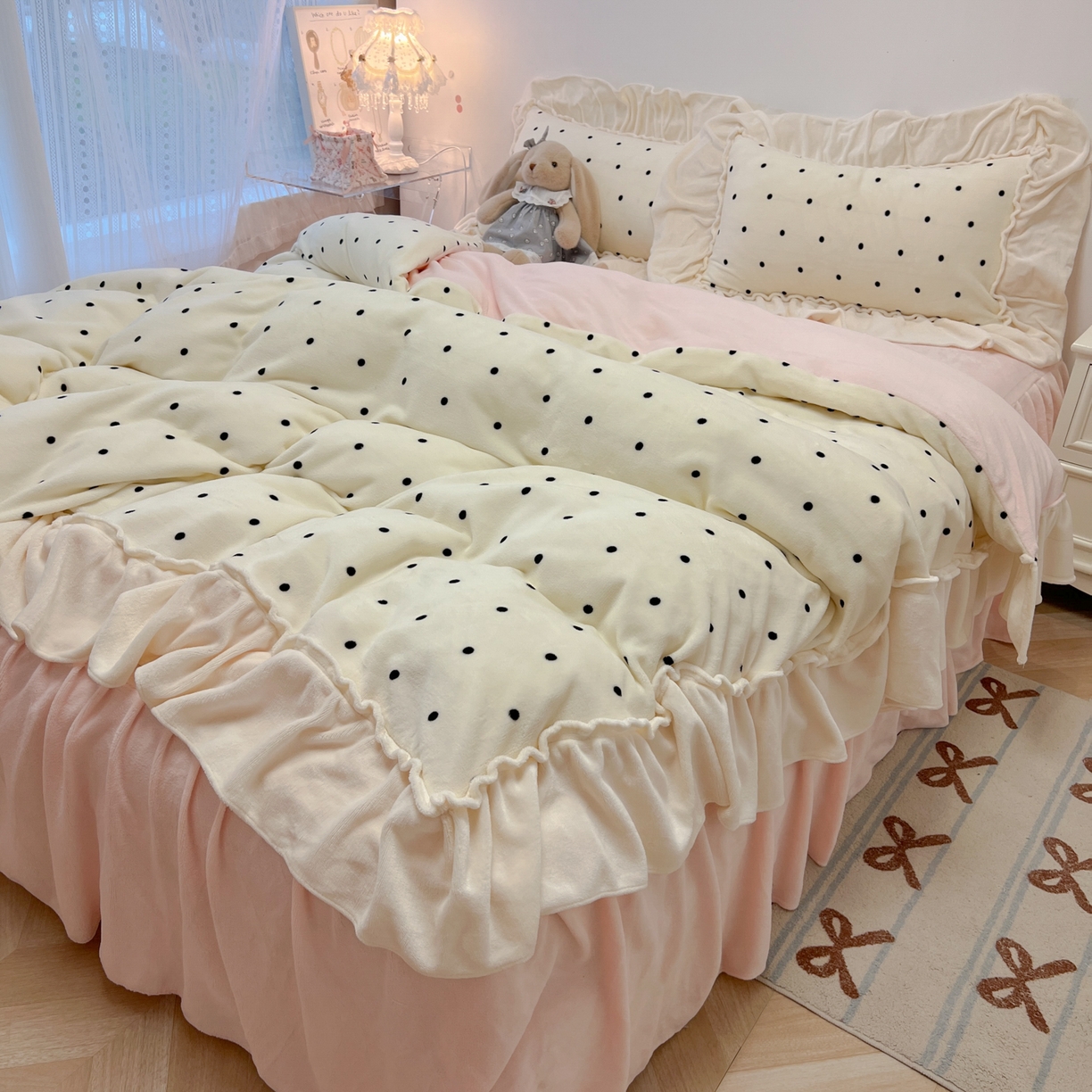 91家纺网 家纺一手货源 找家纺 （总）盼季家纺 2025新款日系奶油风牛奶绒花边床上用品四件套珊瑚绒牛奶绒床单被套床裙