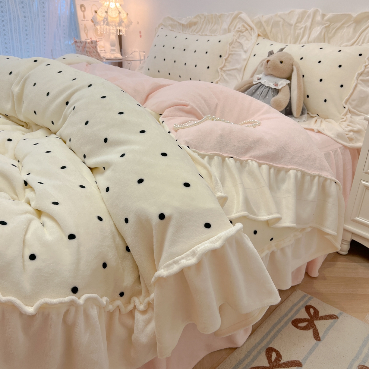 91家纺网 家纺一手货源 找家纺 盼季家纺 2025新款日系奶油风牛奶绒花边床上用品四件套珊瑚绒牛奶绒床单被套床裙 牛奶绒花边-粉白波波