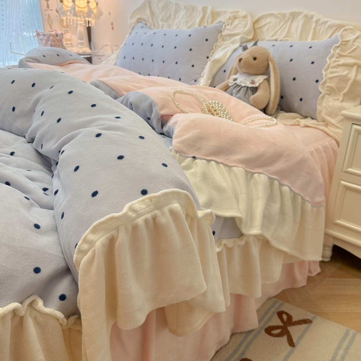 91家纺网 家纺一手货源 找家纺 盼季家纺 2025新款日系奶油风牛奶绒花边床上用品四件套珊瑚绒牛奶绒床单被套床裙 牛奶绒花边-海盐波波