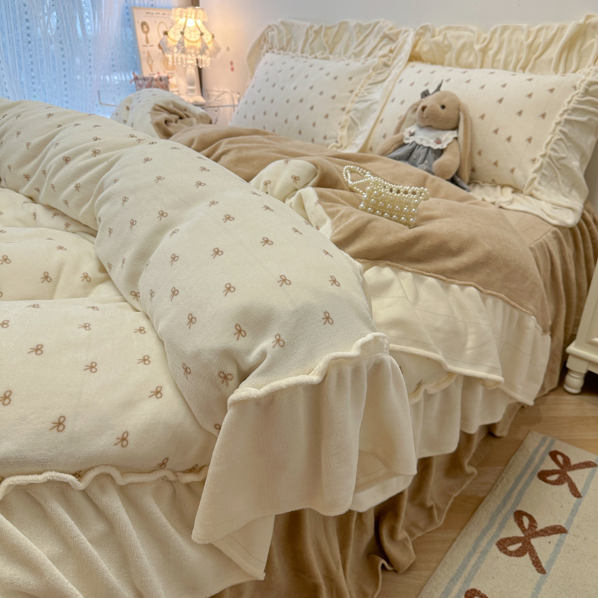 91家纺网 家纺一手货源 找家纺 盼季家纺 2025新款日系奶油风牛奶绒花边床上用品四件套珊瑚绒牛奶绒床单被套床裙 牛奶绒花边-蝴蝶米波波