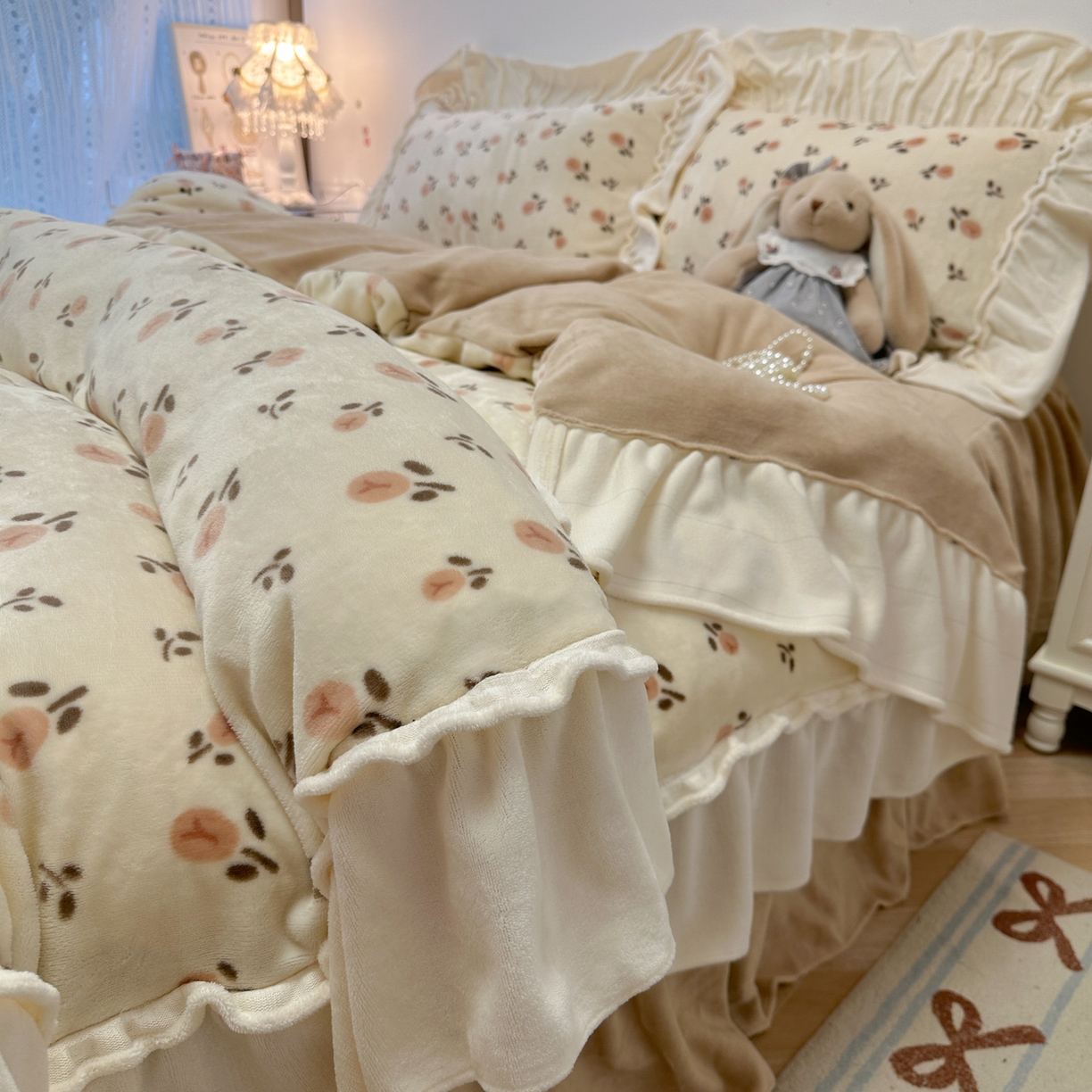 91家纺网 家纺一手货源 找家纺 盼季家纺 2025新款日系奶油风牛奶绒花边床上用品四件套珊瑚绒牛奶绒床单被套床裙 牛奶绒花边-郁金香米