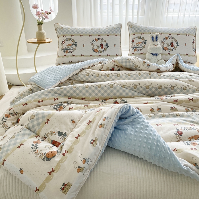 91家纺网 家纺一手货源 找家纺 青螺家纺 2025新款高密全棉嵌绳宝宝绒春秋豆豆被 支持定制花色和冬被 有量来门市优惠 爱丽丝兔