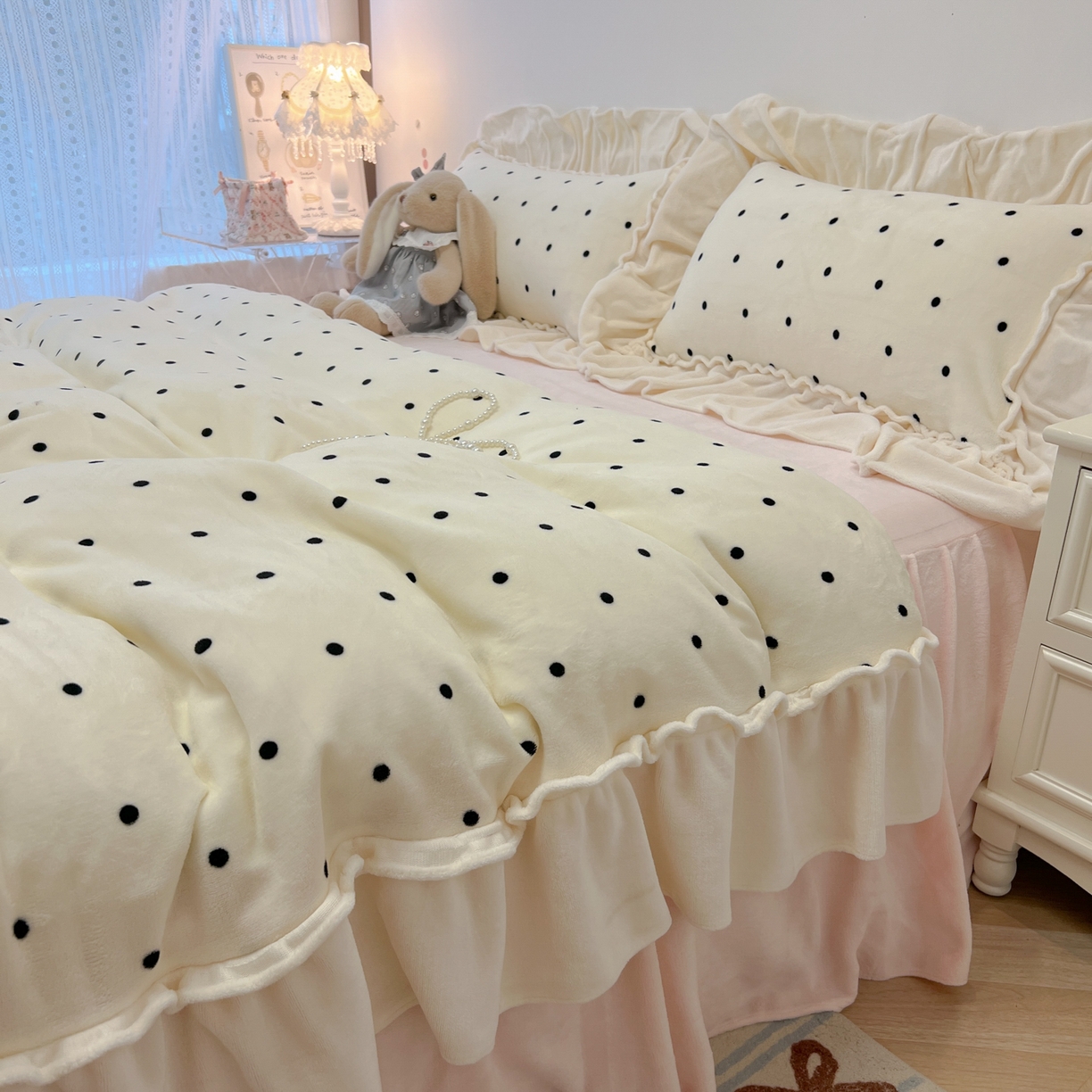 91家纺网 家纺一手货源 找家纺 盼季家纺 2025新款日系奶油风牛奶绒花边床上用品四件套珊瑚绒牛奶绒床单被套床裙 牛奶绒花边-粉白波波