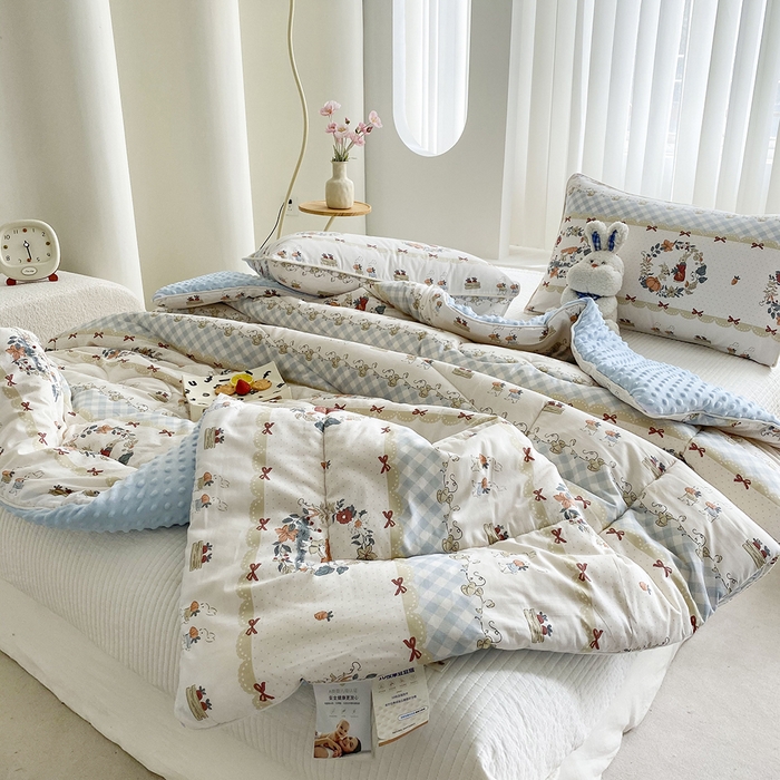 91家纺网 家纺一手货源 找家纺 青螺家纺 2025新款高密全棉嵌绳宝宝绒春秋豆豆被 支持定制花色和冬被 有量来门市优惠 爱丽丝兔