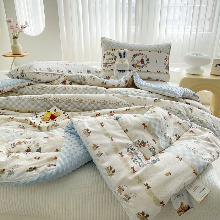 91家纺网 家纺一手货源 找家纺 青螺家纺 2025新款高密全棉嵌绳宝宝绒春秋豆豆被 支持定制花色和冬被 有量来门市优惠 爱丽丝兔