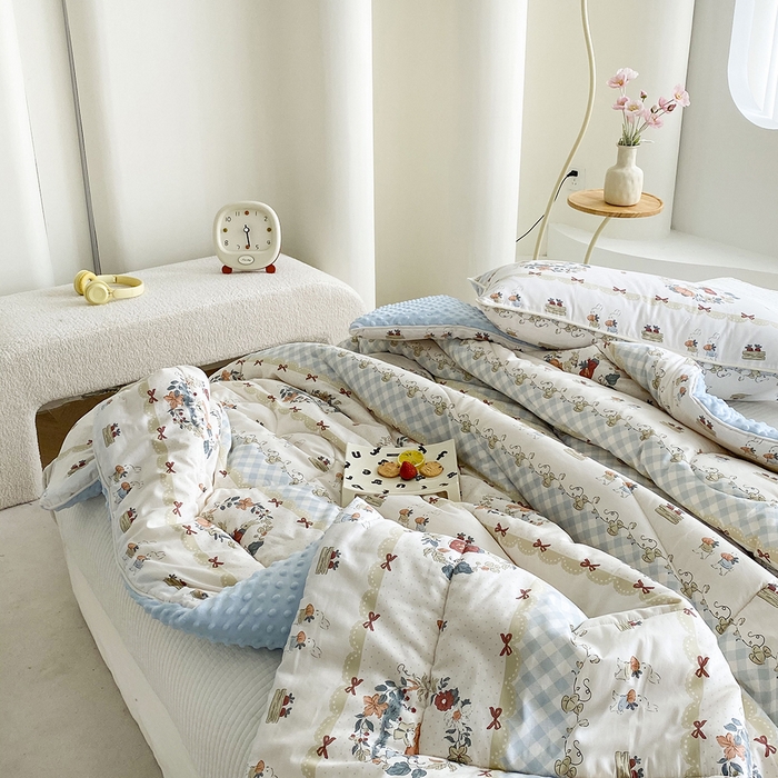 91家纺网 家纺一手货源 找家纺 青螺家纺 2025新款高密全棉嵌绳宝宝绒春秋豆豆被 支持定制花色和冬被 有量来门市优惠 爱丽丝兔