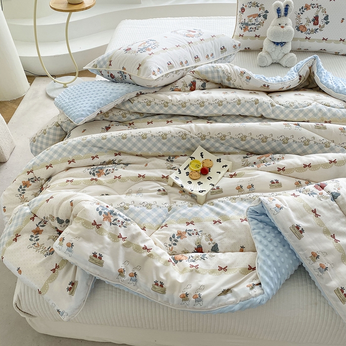 91家纺网 家纺一手货源 找家纺 青螺家纺 2025新款高密全棉嵌绳宝宝绒春秋豆豆被 支持定制花色和冬被 有量来门市优惠 爱丽丝兔