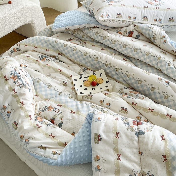 91家纺网 家纺一手货源 找家纺 青螺家纺 2025新款高密全棉嵌绳宝宝绒春秋豆豆被 支持定制花色和冬被 有量来门市优惠 爱丽丝兔