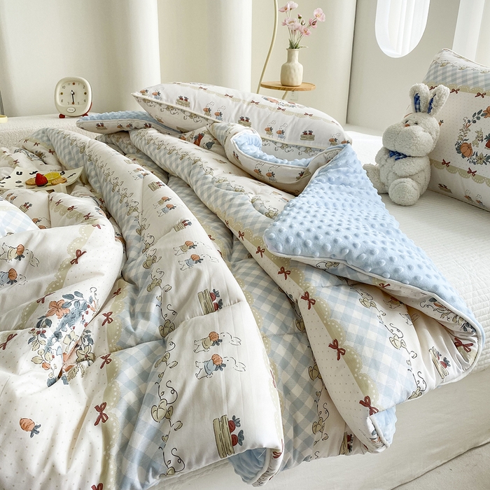 91家纺网 家纺一手货源 找家纺 青螺家纺 2025新款高密全棉嵌绳宝宝绒春秋豆豆被 支持定制花色和冬被 有量来门市优惠 爱丽丝兔