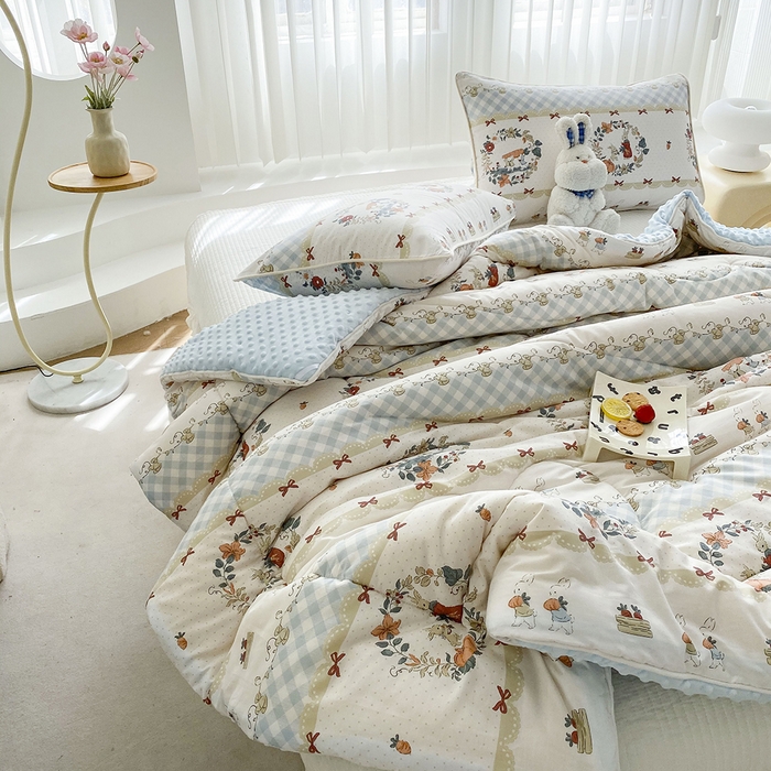 91家纺网 家纺一手货源 找家纺 青螺家纺 2025新款高密全棉嵌绳宝宝绒春秋豆豆被 支持定制花色和冬被 有量来门市优惠 爱丽丝兔