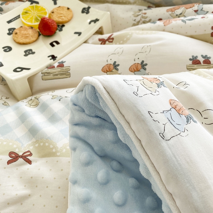 91家纺网 家纺一手货源 找家纺 青螺家纺 2025新款高密全棉嵌绳宝宝绒春秋豆豆被 支持定制花色和冬被 有量来门市优惠 爱丽丝兔