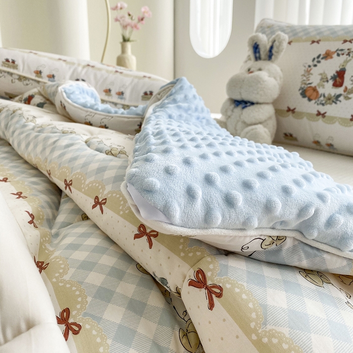 91家纺网 家纺一手货源 找家纺 青螺家纺 2025新款高密全棉嵌绳宝宝绒春秋豆豆被 支持定制花色和冬被 有量来门市优惠 爱丽丝兔