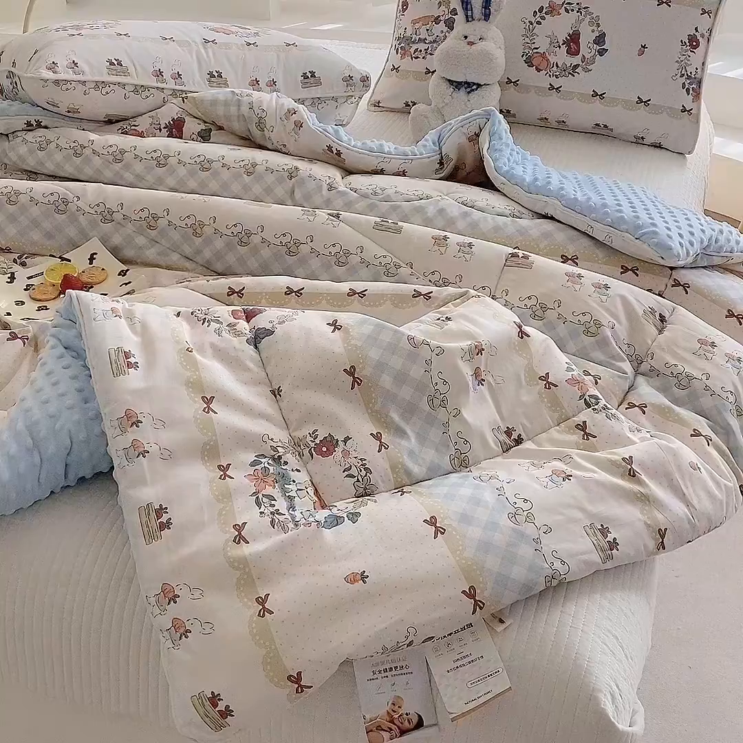 91家纺网 家纺一手货源 找家纺 青螺家纺 2025新款高密全棉嵌绳宝宝绒春秋豆豆被 支持定制花色和冬被 有量来门市优惠 爱丽丝兔