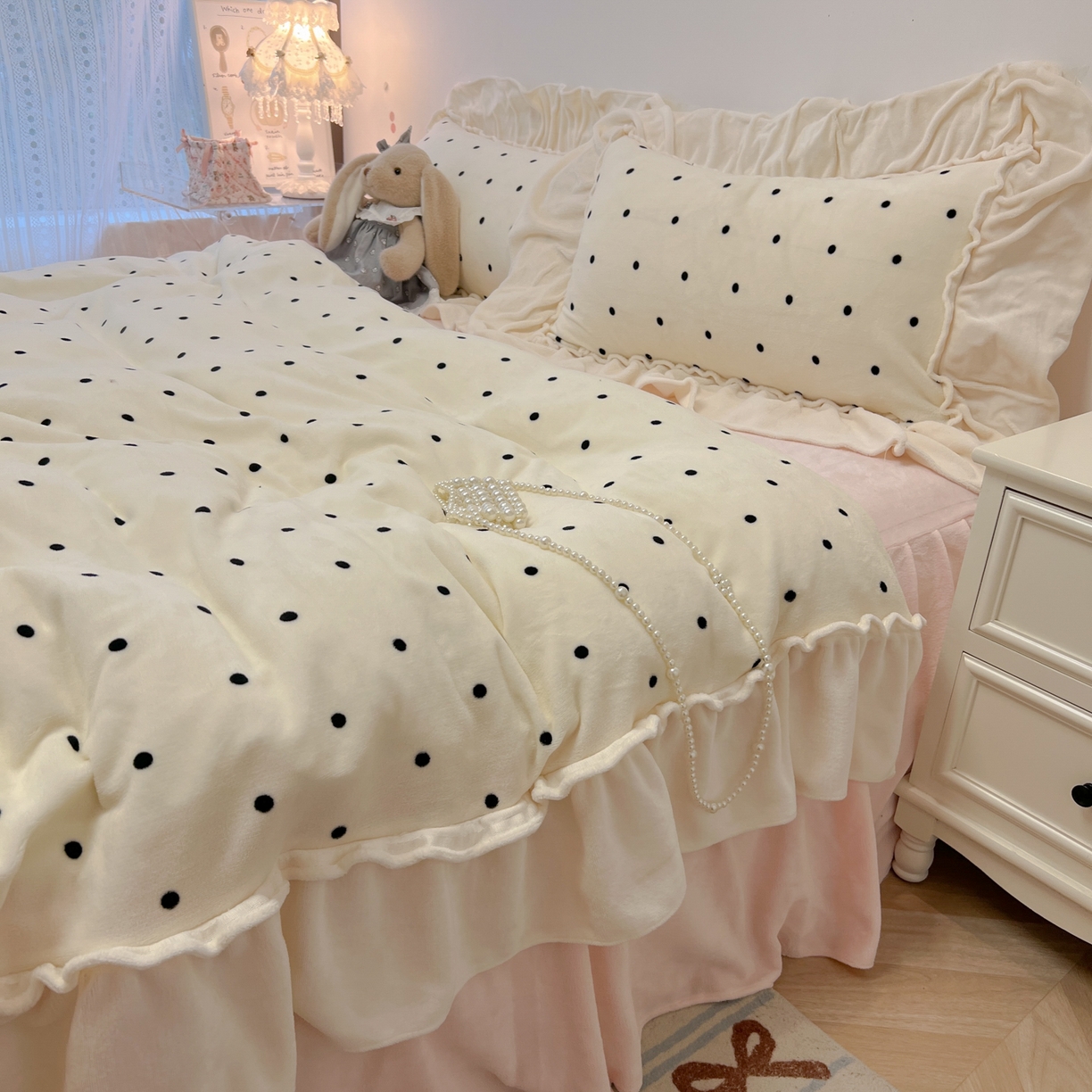 91家纺网 家纺一手货源 找家纺 盼季家纺 2025新款日系奶油风牛奶绒花边床上用品四件套珊瑚绒牛奶绒床单被套床裙 牛奶绒花边-粉白波波