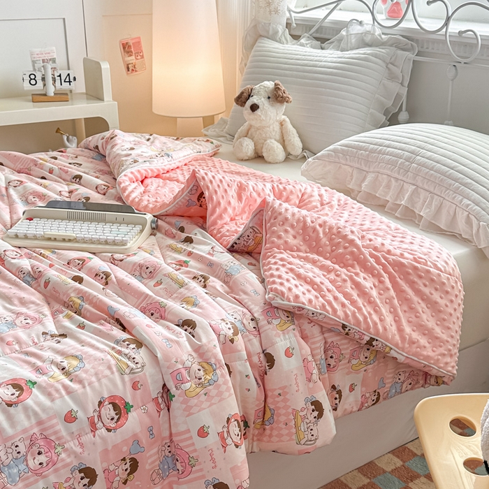 91家纺网 家纺一手货源 找家纺 青螺家纺 2025新款高密全棉嵌绳宝宝绒春秋豆豆被 支持定制花色和冬被 有量来门市优惠 棒棒糖女孩